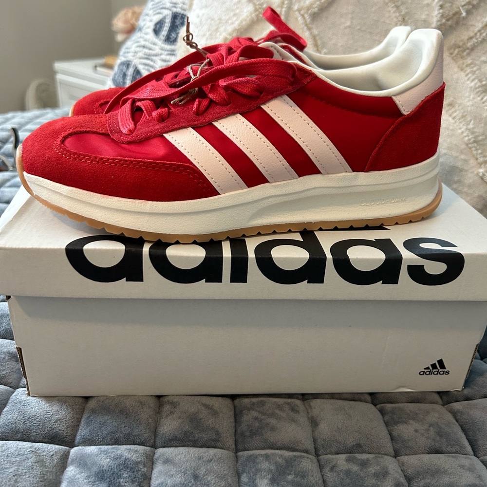 Women’s Adidas 7.5 NIB RED Run 70s 2.0
